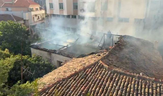 Zjarri shkumbon banesën në qendër të Durrësit