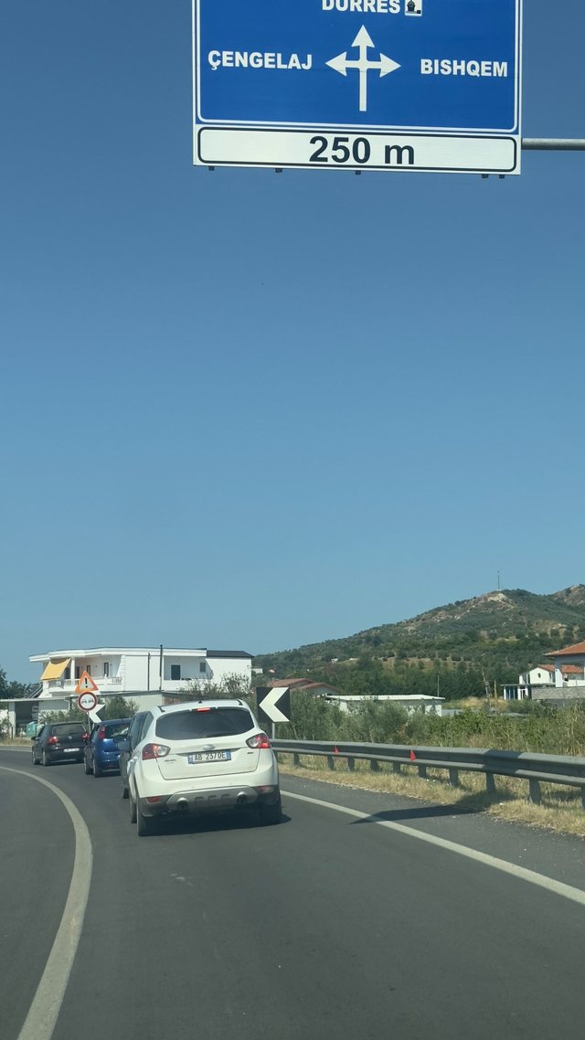 Aksident në aksin Peqin-Rrogozhinë, përplasen dy automjete,