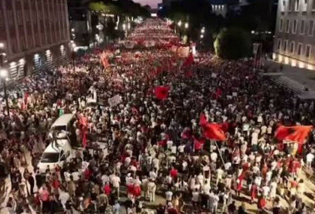Dita e 45-të, protestuesit marshojnë drejt Kryeministrisë me