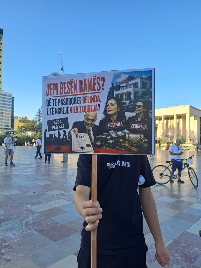 FOTO-LAJM/ Pankartat pikante godasin kryeministrin: "Jepi besën