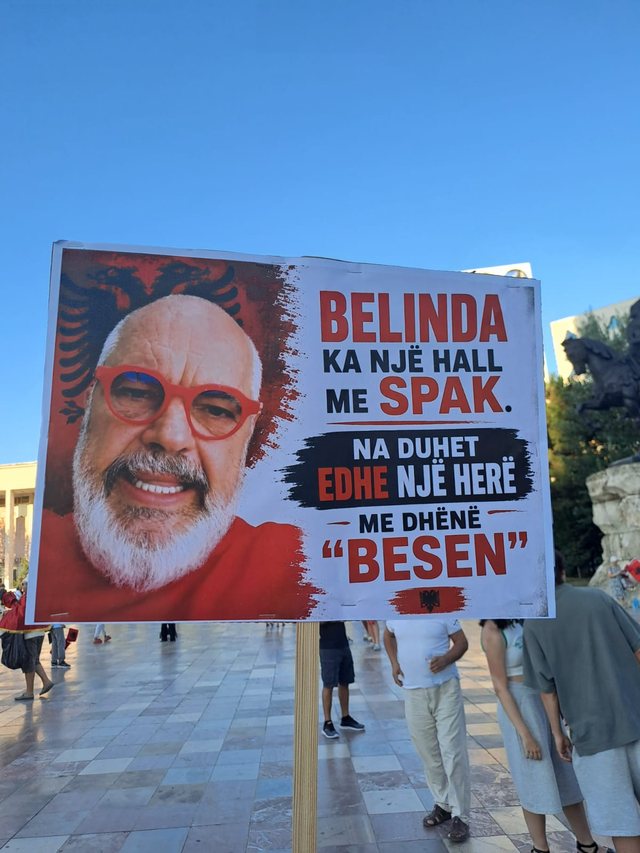 FOTO-LAJM/ Pankartat pikante godasin kryeministrin: "Jepi besën