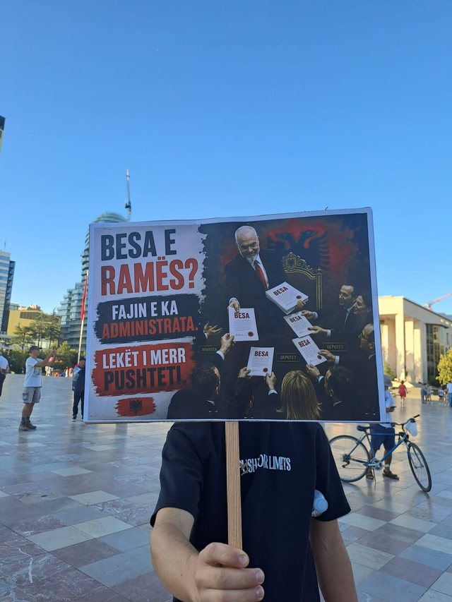 FOTO-LAJM/ Pankartat pikante godasin kryeministrin: "Jepi besën