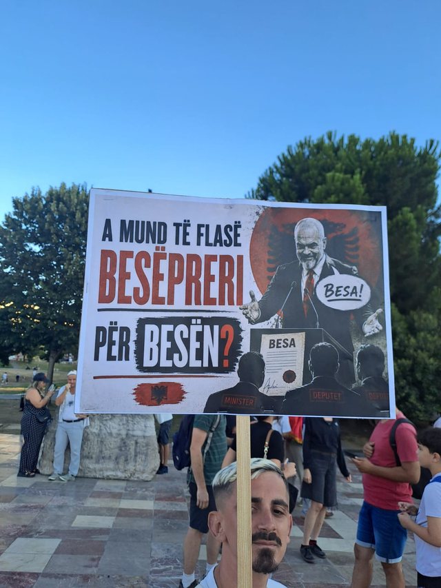 FOTO-LAJM/ Pankartat pikante godasin kryeministrin: "Jepi besën