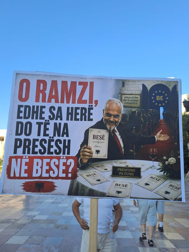 FOTO-LAJM/ Pankartat pikante godasin kryeministrin: "Jepi besën