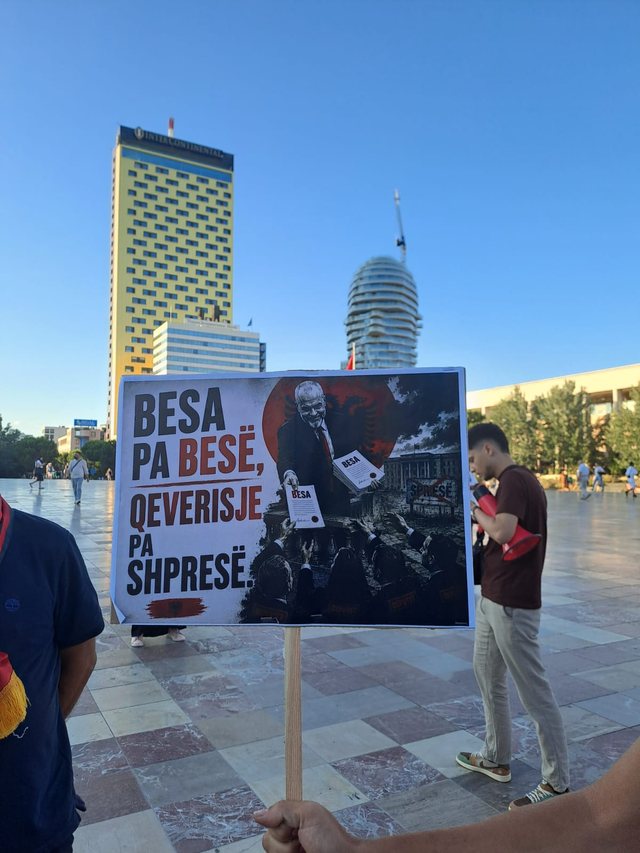 FOTO-LAJM/ Pankartat pikante godasin kryeministrin: "Jepi besën