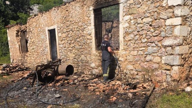 Thellohet tragjedia n&euml; Shkod&euml;r, policia: Digjen nga zjarri n&euml;na