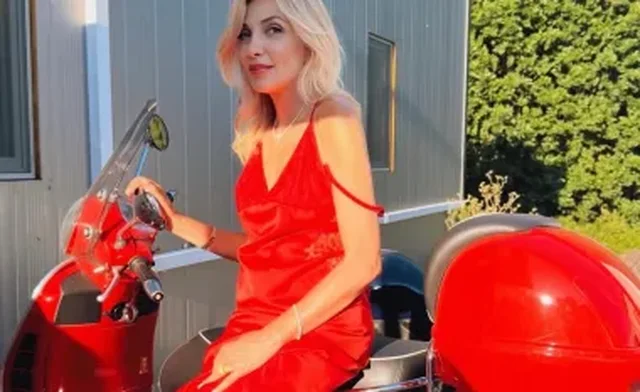 Mimoza Ahmeti befason ndjek&euml;sit/ Nxjerr n&euml; ankand veshjen e saj