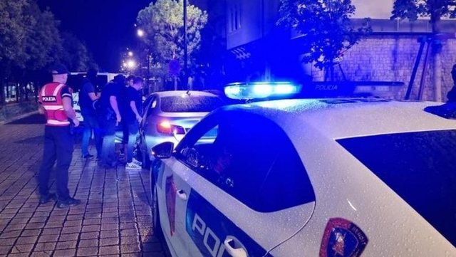 Aksident n&euml; Durr&euml;s, makina p&euml;rplas nj&euml; f&euml;mij&euml;