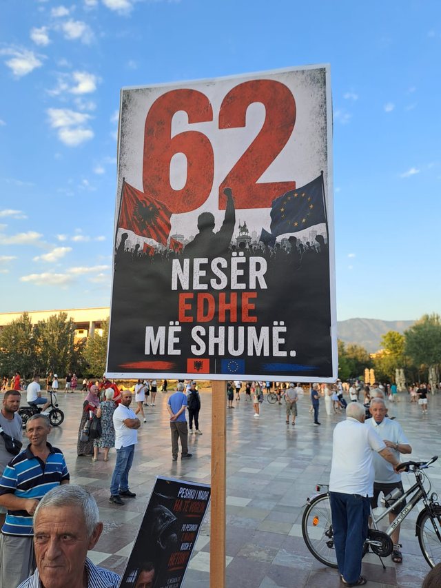 FOTOLAJM/ &ldquo;Kush e heton peshkun e madh?&rdquo; &ndash; Protestuesit pas