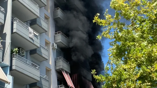 Zjarr n&euml; nj&euml; pallat n&euml; Vlor&euml;, flak&euml;t