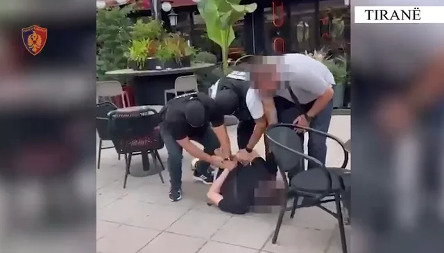 Po shpërndanin kokainë, momenti kur policia shtrin në tokë
