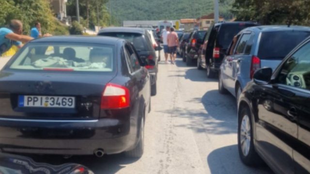 Emigrant&euml;t nisin kthimin drejt Greqis&euml;, radh&euml; t&euml; gjata