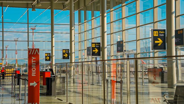 Përkrah gjigandëve botërorë, Aeroporti