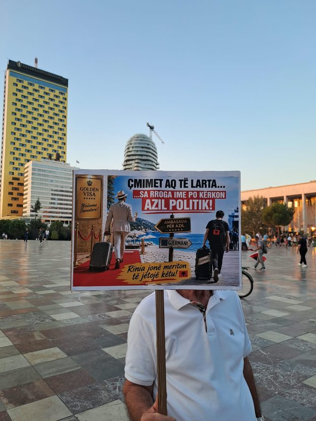 FOTO/ ''Dita e 83-t&euml; e revolt&euml;s, qytetar&euml;t mesazhe dhe