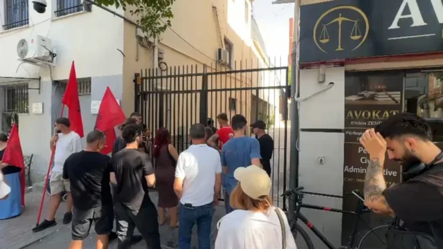 Nata e tensionit n&euml; Tiran&euml;, Policia v&euml; n&euml; pranga 13