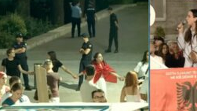 "Rama jepe dor&euml;heqjen"/ Protestuesit rrethojn&euml; n&euml;