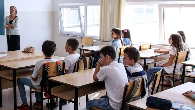 Sot nis viti i ri shkollor/ Mbi 280 mijë nxënës ulen në