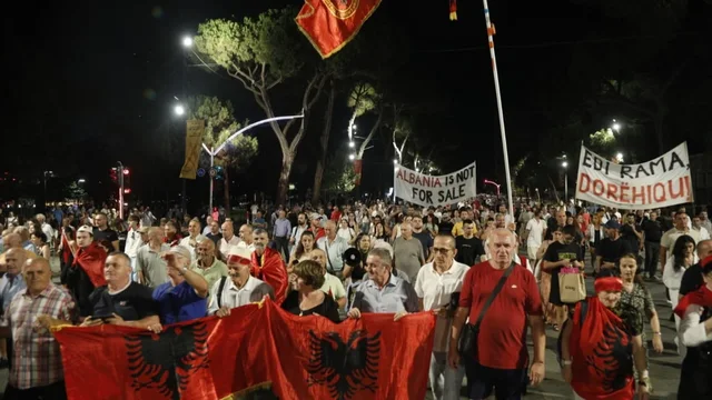 Tubimi hyn n&euml; dit&euml;n e 107-t&euml;, protestuesit thirrje