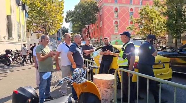 Tensione para Bashkisë së Tiranës/ Sindikata e Transportit