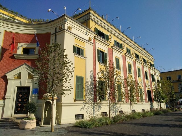 Kush do të përfitojë? Bashkia e Tiranës merr apartamente