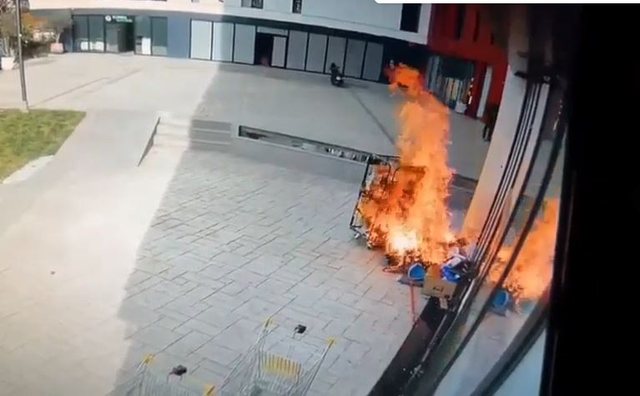 Dalin pamjet, si nisi zjarri te pallati pran&euml; Farmacis&euml; 10, kartona