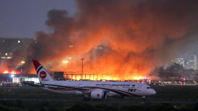 Alarm në aeroportin e Dhaka, zjarr i fuqishëm, njerëz të
