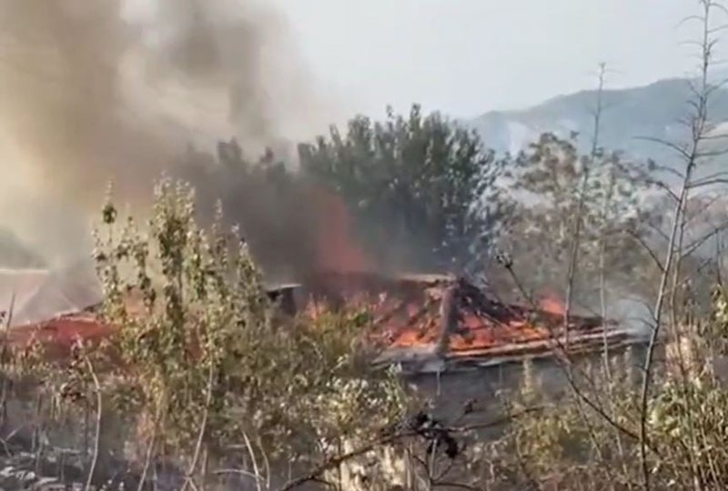 Flakët “përpijnë” tri shtëpi në Terpan