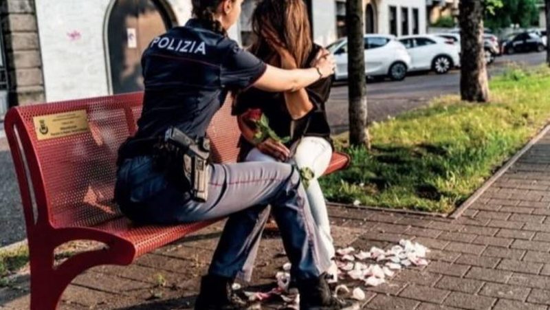 I theu hundën partneres me dorezën e fshesës, arrestohet
