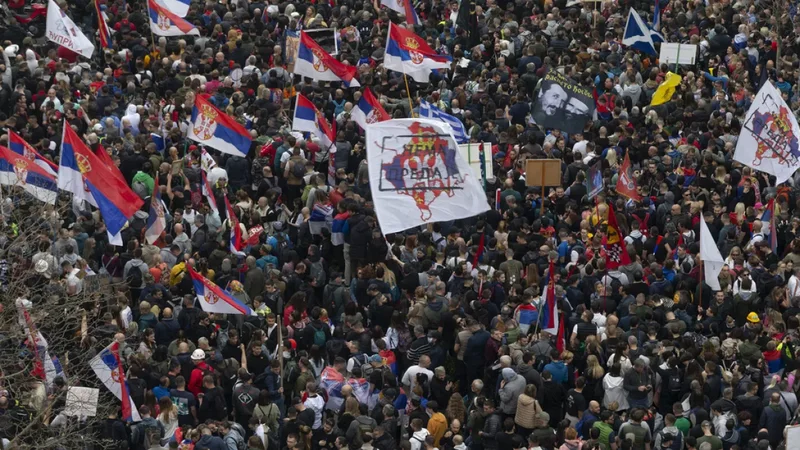 Policia shpërdan me dhunë protestuesit në Novi Sad