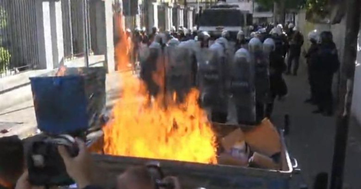Nisin incidentet e para te Ministria e Arsimit  protestuesit e maskuar djegin koshat e mbeturinave