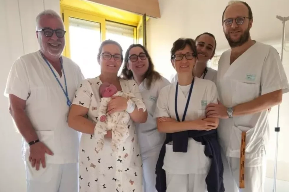 Lindje natyrale, foshnja e &ccedil;iftit shqiptar habit mjek&euml;t