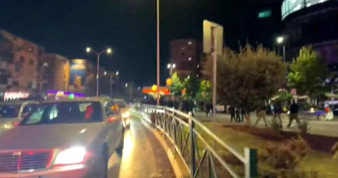 Kaos te &ldquo;Zogu i Zi&rdquo;, makinat &ldquo;n&euml; kurth&rdquo; nga