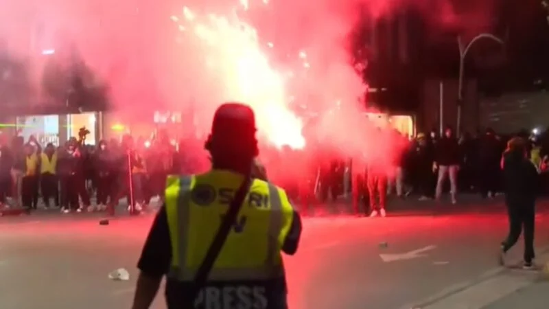 Vijon e tensionuar protesta n&euml; Tiran&euml;, protestuesit hedhin