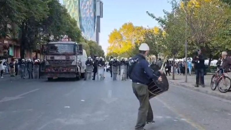 'Atmosfera e zjarrtë' nuk i mungon protestës/ Me daulle e