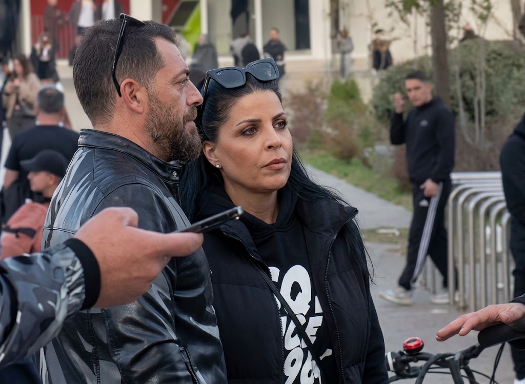 Aurela Ga&ccedil;e dhe moderatori i njohur shfaqen mes protestuesve n&euml;