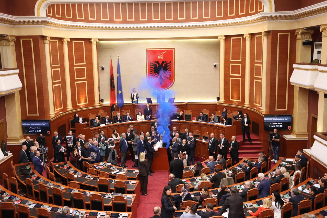 Pas orësh me tensione, flakadanë dhe votime, mbyllen punimet e
