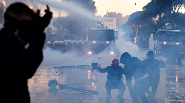 Protestat e studentëve bëjnë jehonë në Francë/