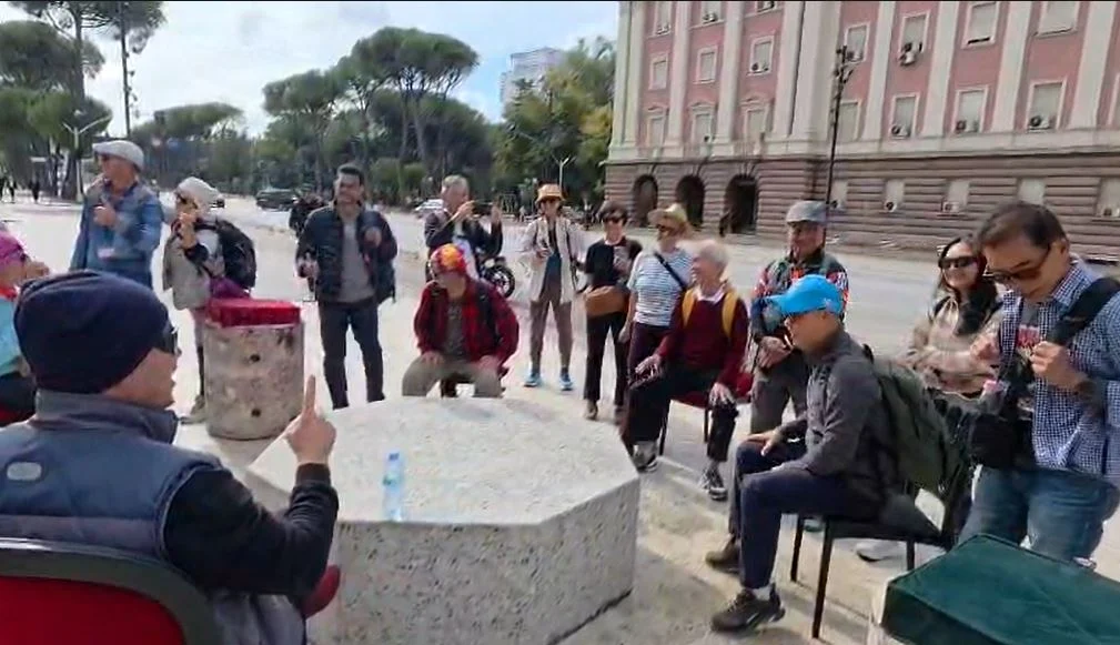 Rama nxori s&euml;rish karrige e tryez&euml; p&euml;r dialog me protestuesit,
