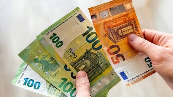 Euro nuk ndal rënien, i afrohet kufirit të 91 lekëve