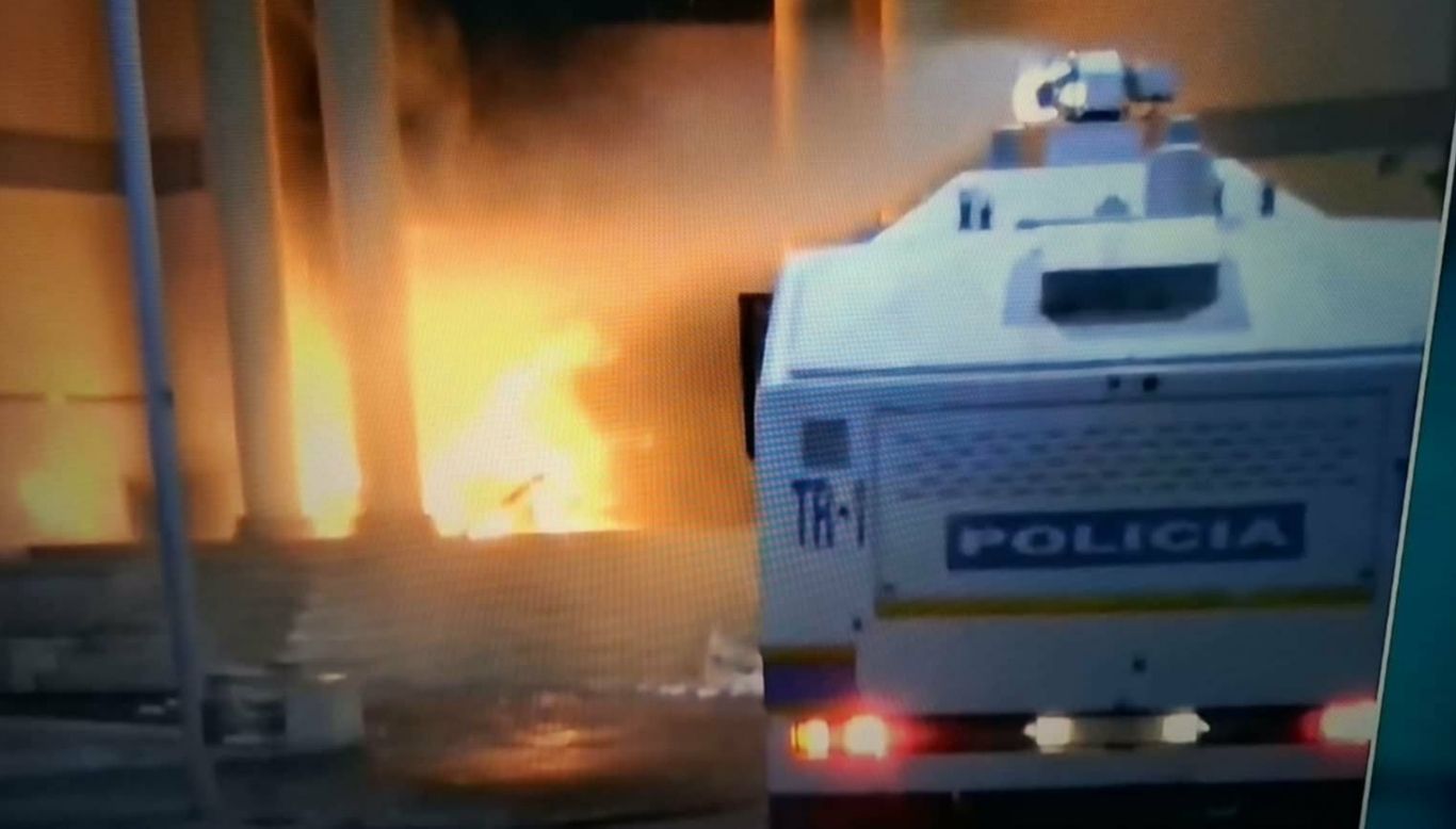 Zjarr te Ministria e Ekonomisë, policia hedh gaz lotsjellës dhe