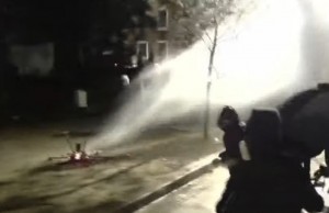 Rr&euml;zohet droni i policis&euml;, hidhte gaz lotsjell&euml;s dhe uj&euml; me