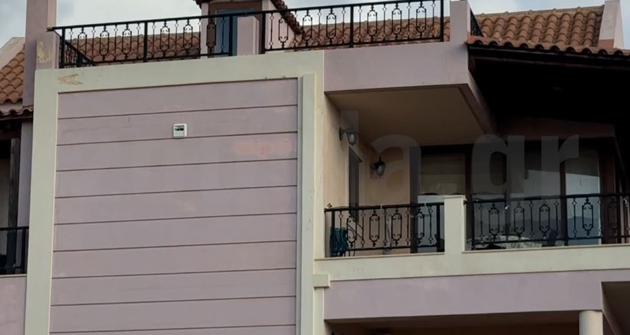 Shqiptari në Greqi sulmohet me th'ikë nga rumuni, mbetet e