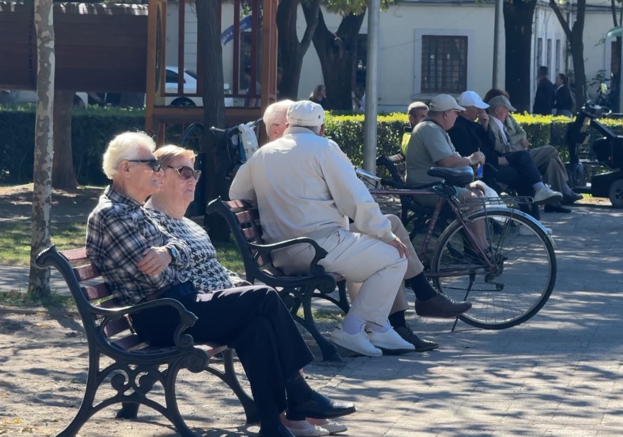 Të moshuarit në ditën e tyre: Pensionet nuk përballojnë