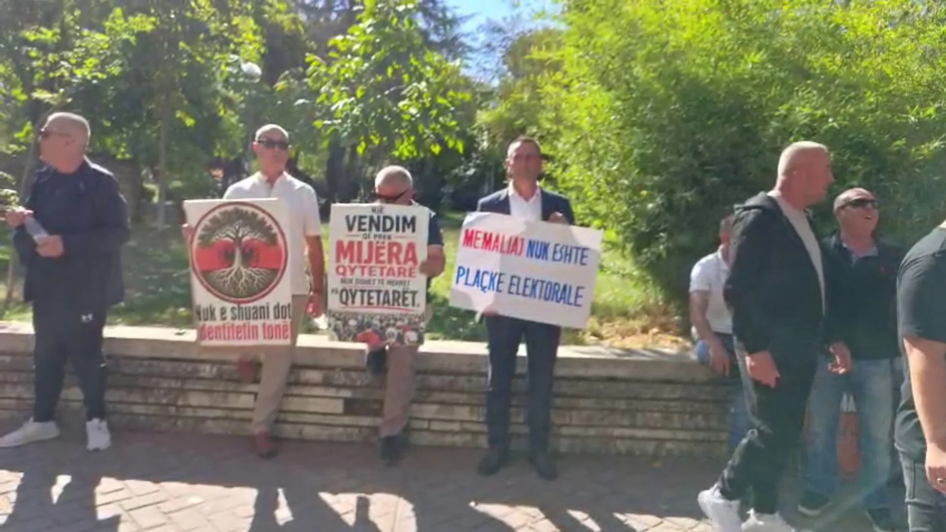 Qytetar&euml;t e Memaliajt kund&euml;r bashkimit me Tepelen&euml;n, dalin me