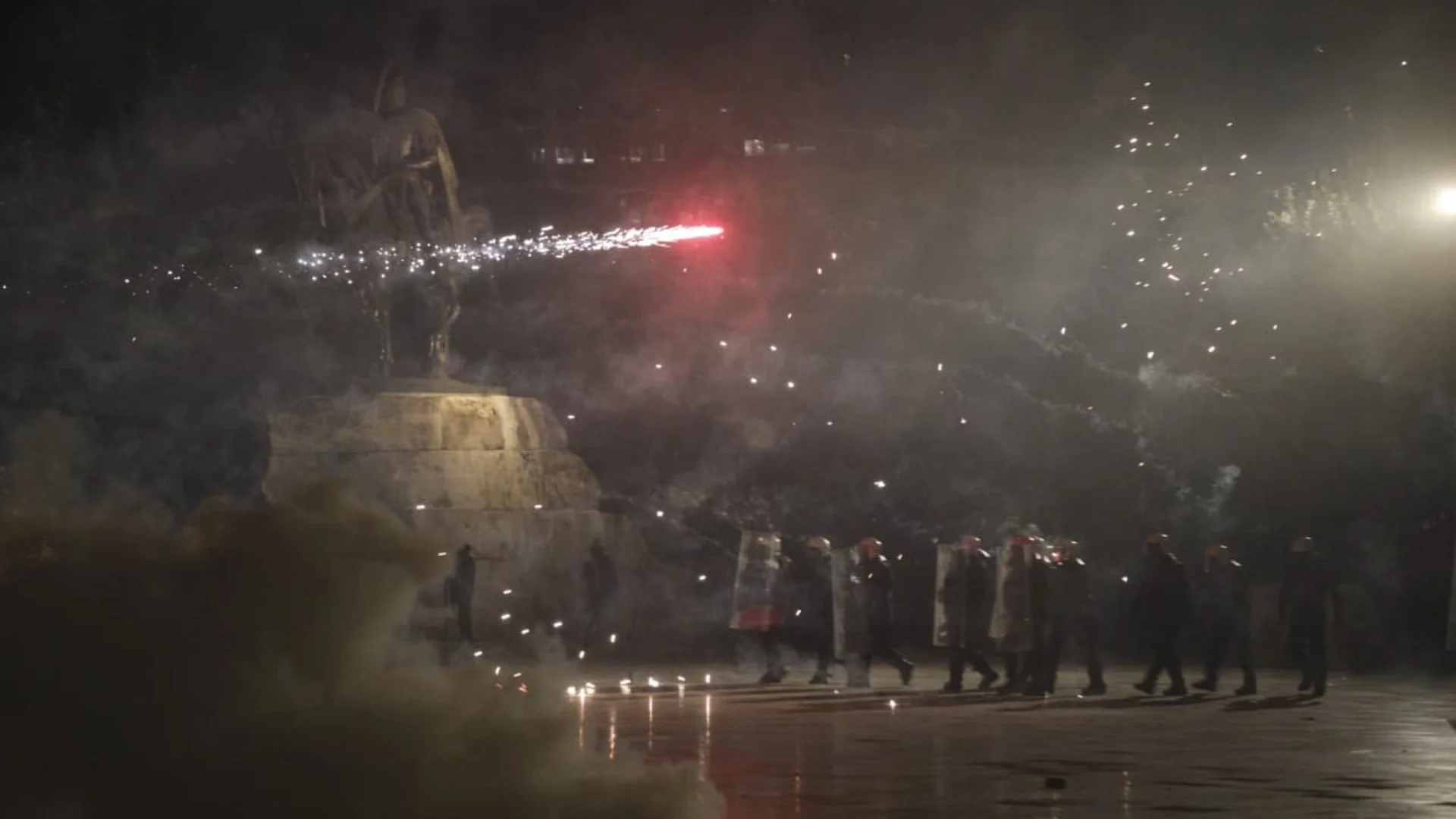 Tensionet n&euml; tubime/ Gjykata liron nga burgu 27 protestues n&euml;
